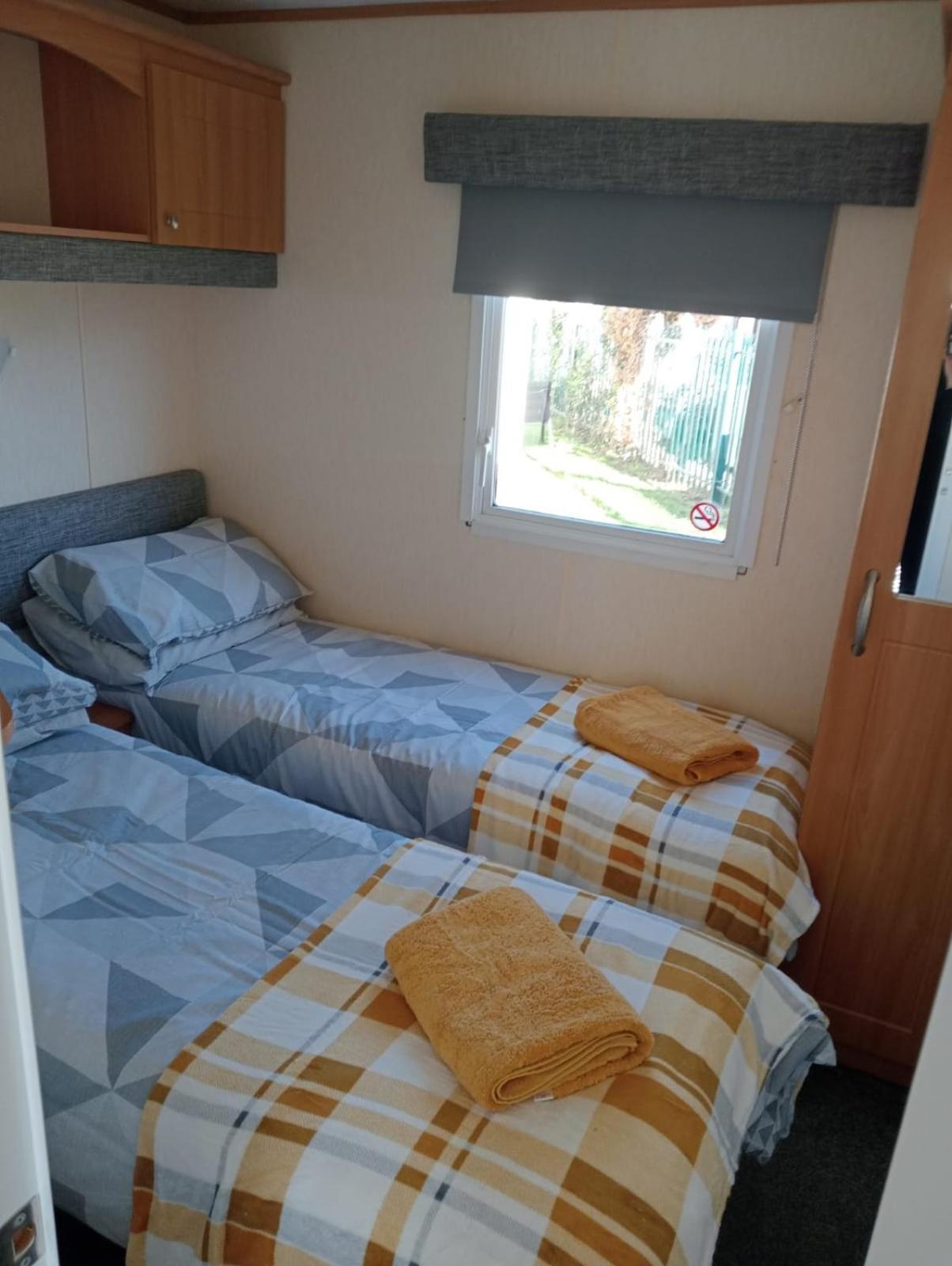 Modern 2 Bedroom Static Caravan - Lyons Kingsley Holiday Park - Pensarn, Abergele - Pet Friendly Ngoại thất bức ảnh